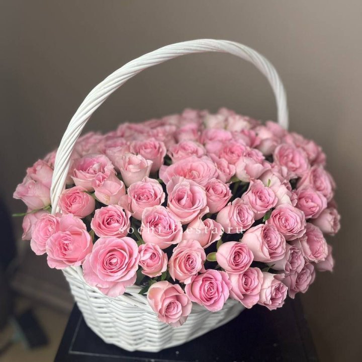 101 розовая роза в корзине в Костроме