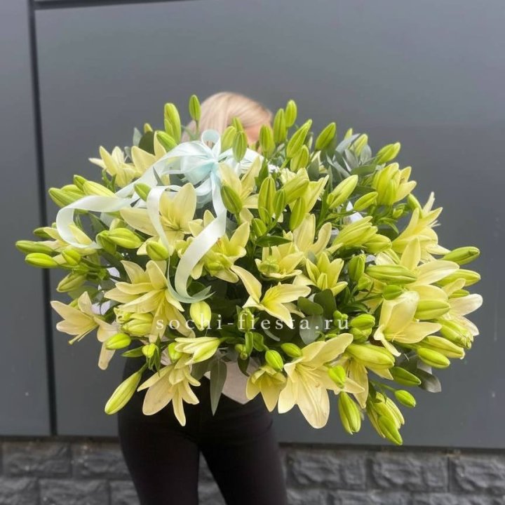 Лилии в корзине в Костроме