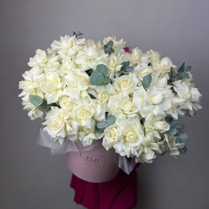 37 белых роз в боксе в Костроме