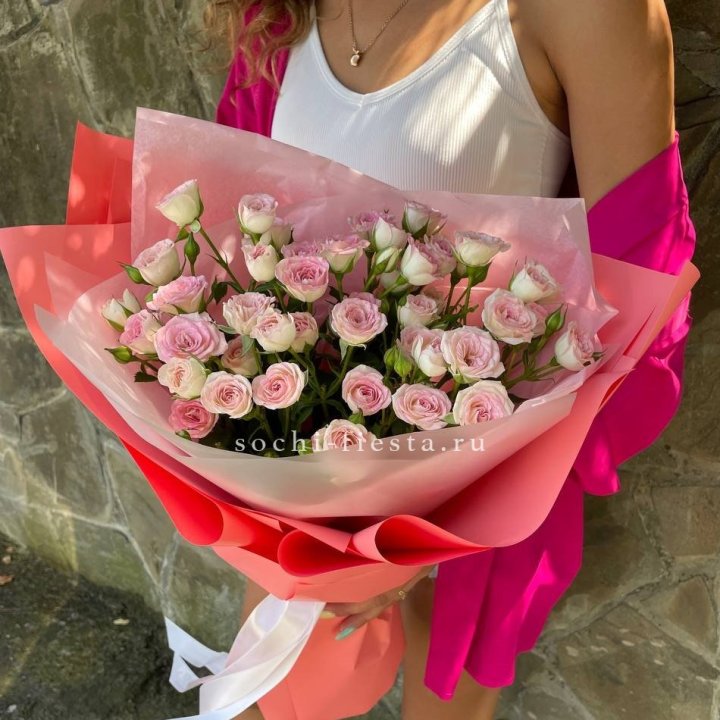 Розовые кустовые розы в Костроме