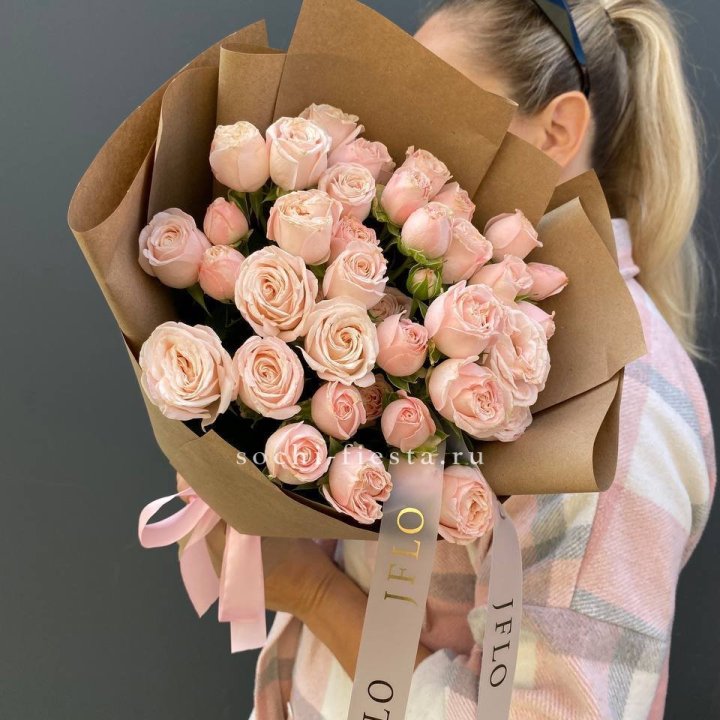 Кустовые розы Бомбастик в крафте в Костроме