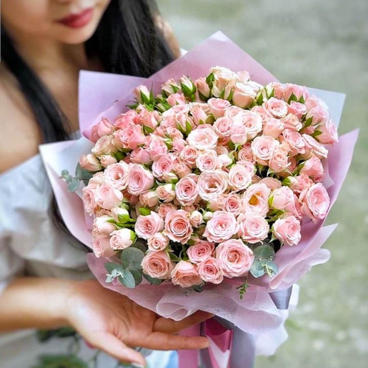 Кустовые розы с эвкалиптом в Костроме