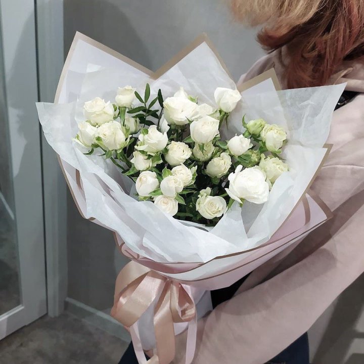 Белоснежные кустовые розы в Костроме