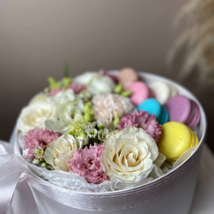 Цветы в цилиндре с макаронс "Прованс" в Костроме