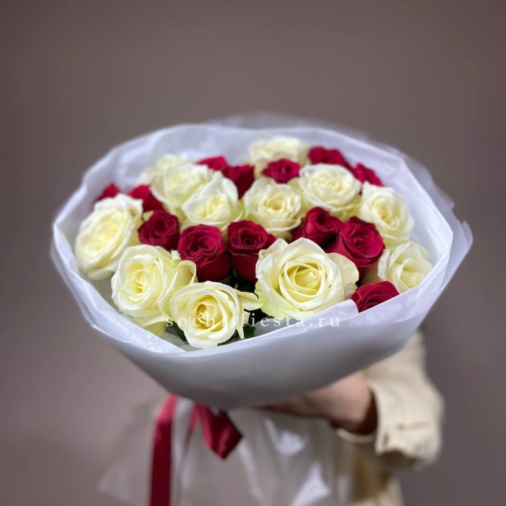 Букет их красных и белых 25 роз в Костроме