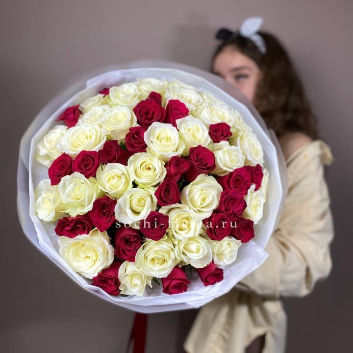 Микс из 55 роз в Костроме