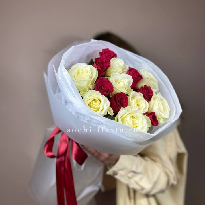 Букет из красных белых 15 роз в Костроме