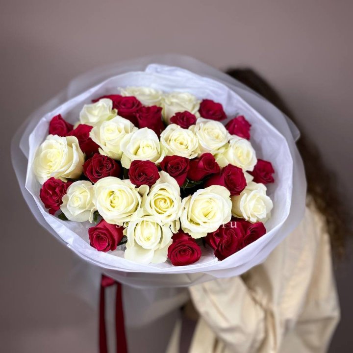 Букет из красных белых 35 роз в Костроме