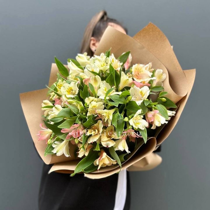 Букет альстромерий в крафте в Костроме