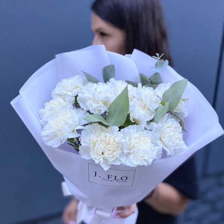 Букет белых диантусов с эвкалиптом в Костроме