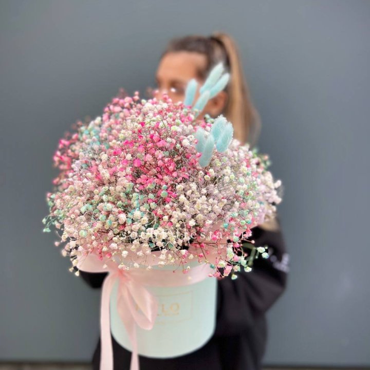 9 Радужных гипсофилы в шляпной коробке в Костроме