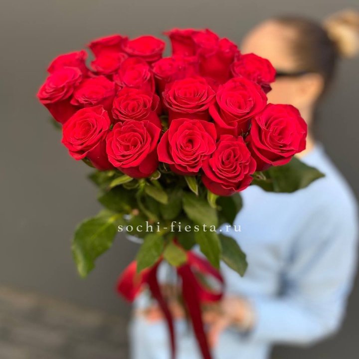 19 красных роз в Костроме