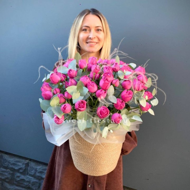 Пионовидные розы  в джутовом кашпо  в Костроме