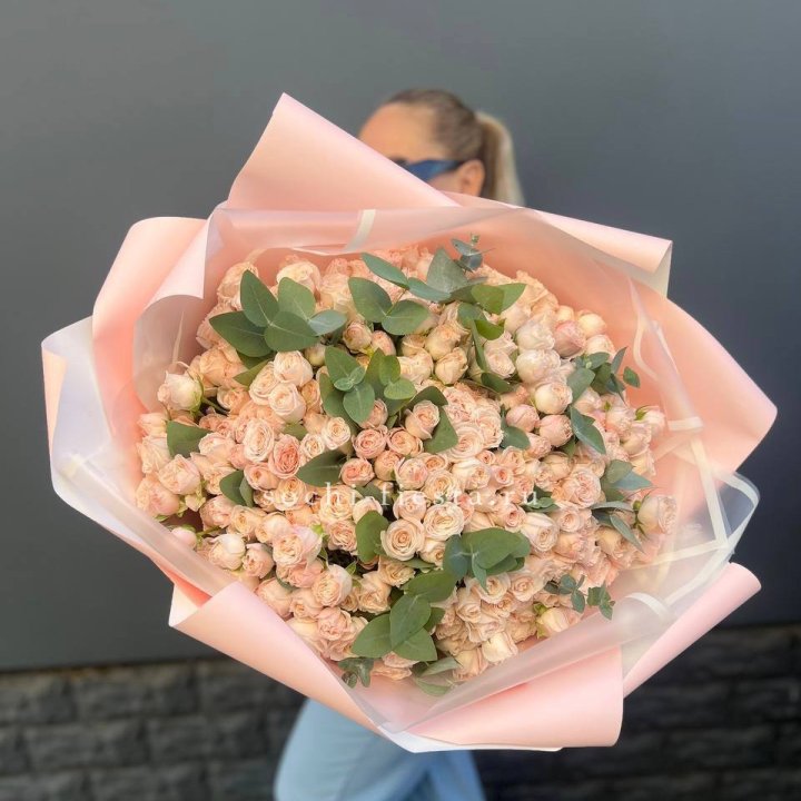 101 кустовая роза с эвкалиптом в Костроме