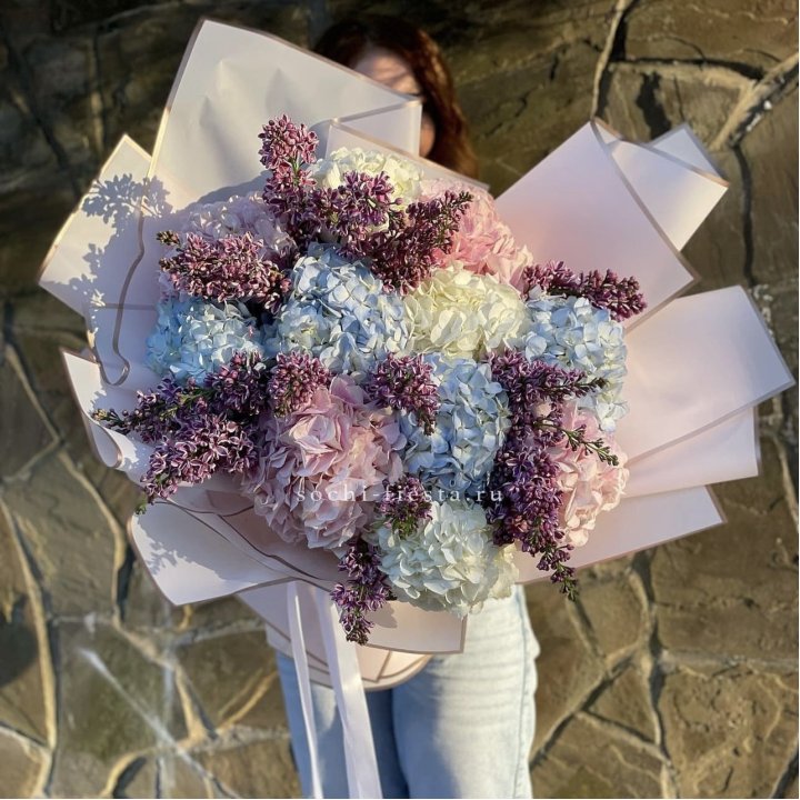 Букет гортензии с сиренью в Костроме