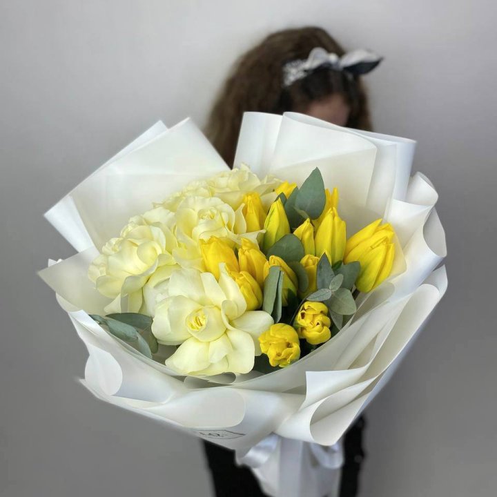 Дуо жёлтые тюльпаны и розы в Костроме