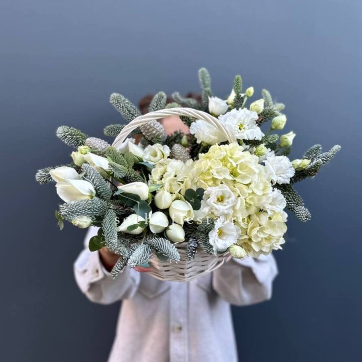 Новогодняя корзина с цветами в Костроме