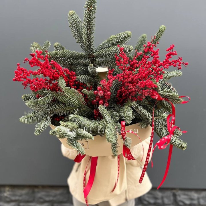 Букет нобилиса и ягод в Костроме