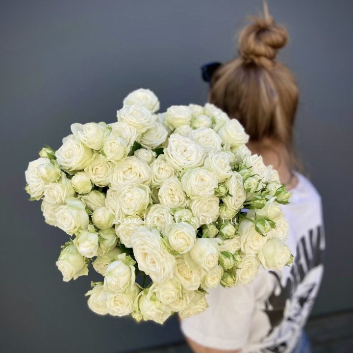 Охапка кустовых роз бомбастик  в Костроме