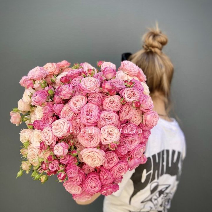 Охапка кустовых роз бомбастик пинк в Костроме