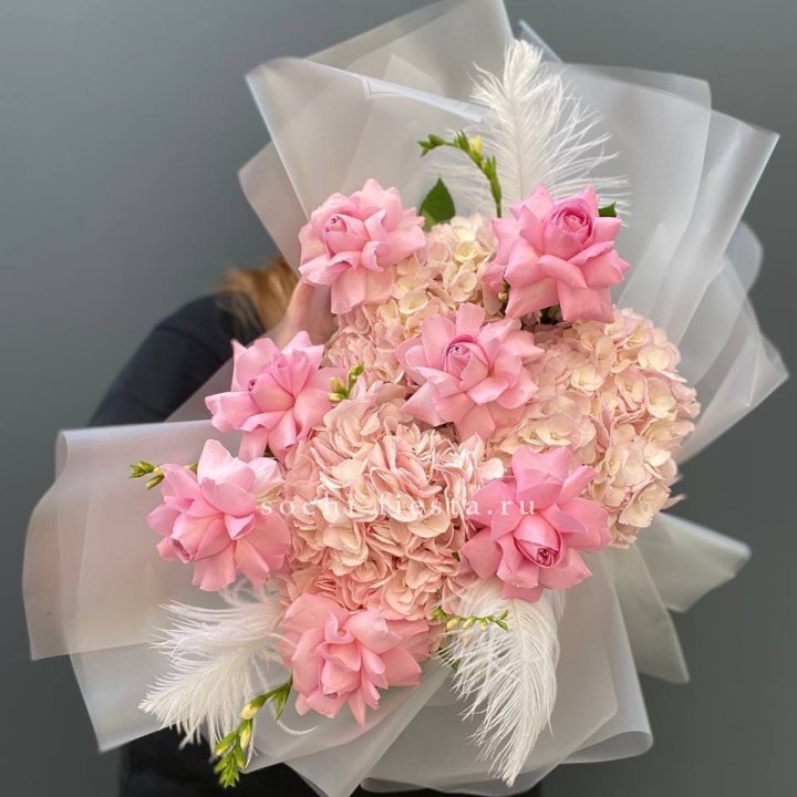  Букет  из гортензий и розовых роз в Костроме