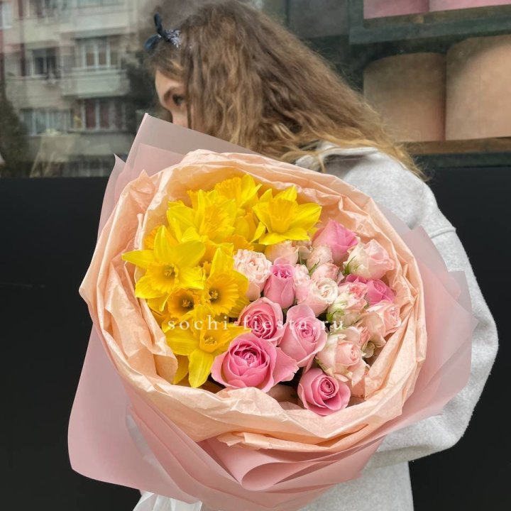 Букет роз и нарциссов в Костроме