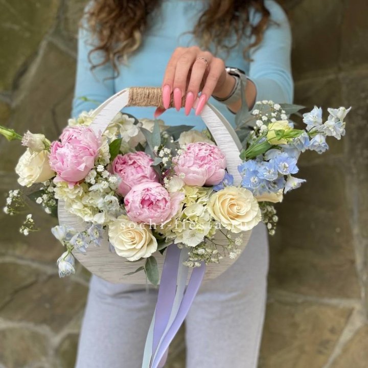 Ящик с пионами в Костроме