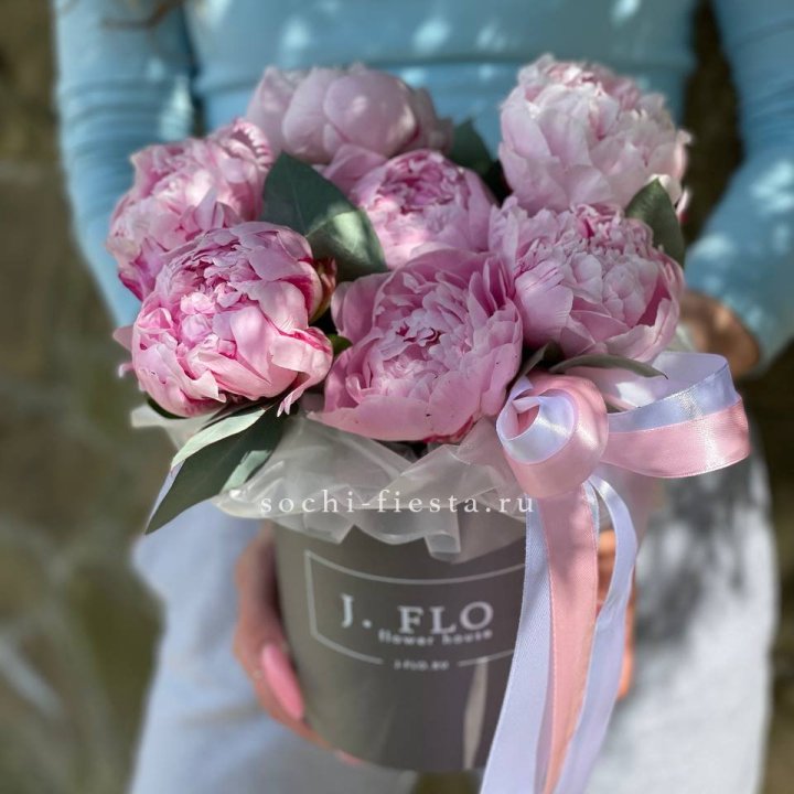 Цилиндр пионов с эвкалиптом в Костроме