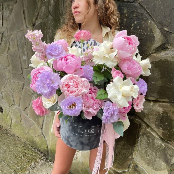 Дизайнерский цилиндр с пионами в Костроме