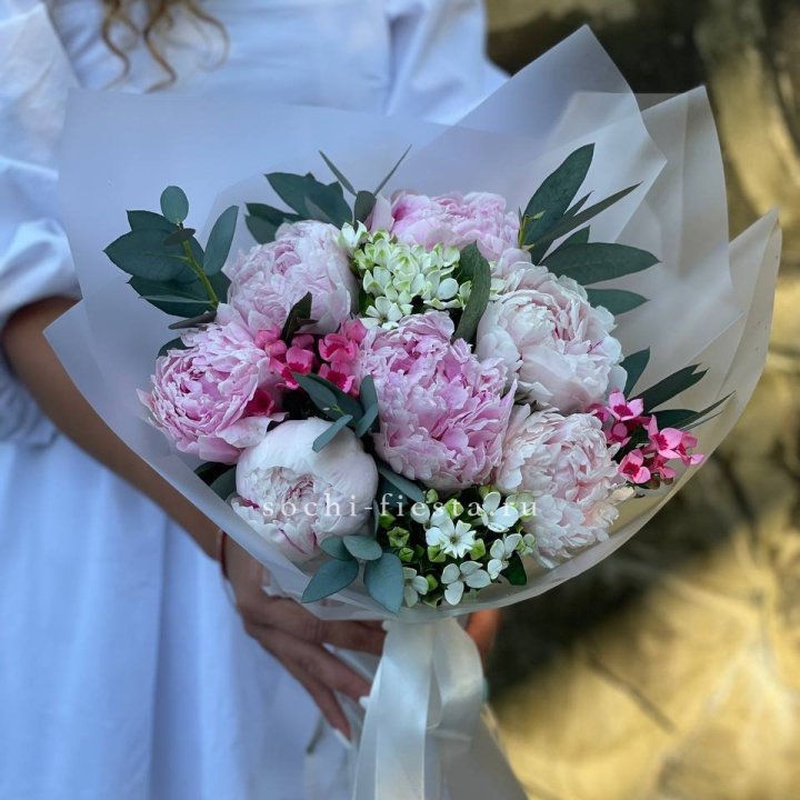 7 зефирных пионов с эвкалиптом в Костроме