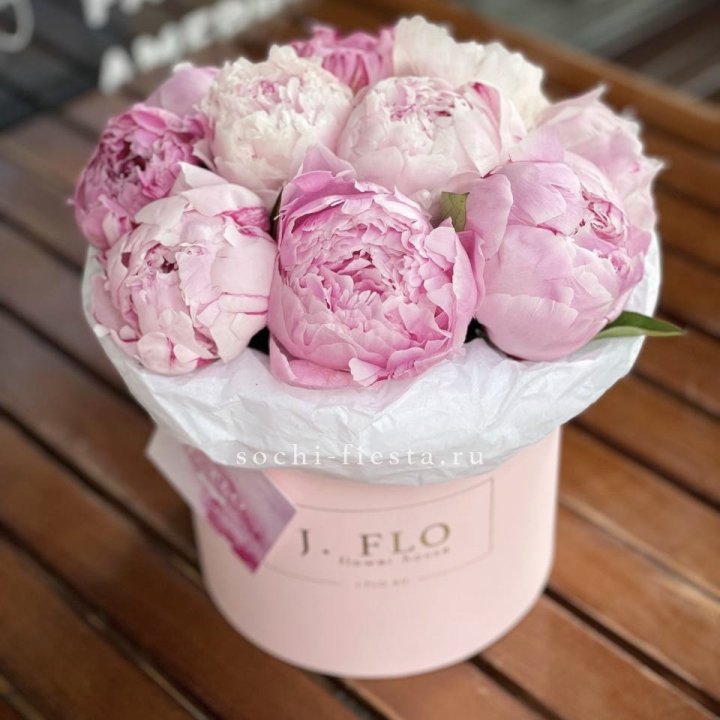 Цилиндр с пионами "Лилу" в Костроме