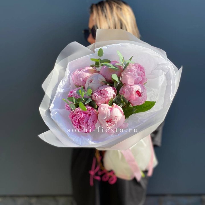 9 пионов с эвкалиптом в Костроме