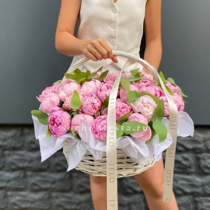 29 пионов в корзине в Костроме