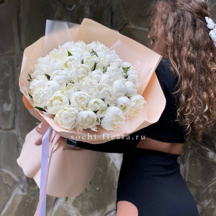 35 белых пион в Костроме