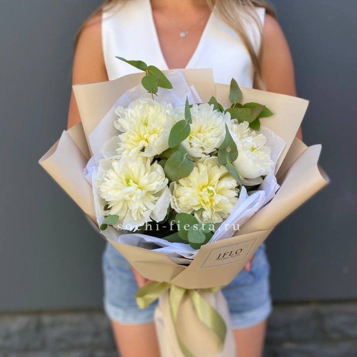  Букет белых пионов в Костроме