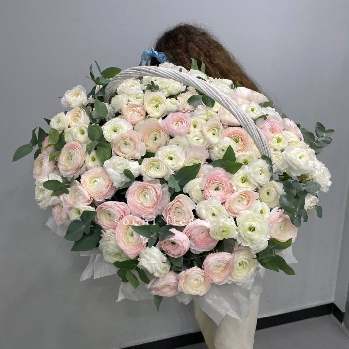 Ранункулюсы в корзине в Костроме