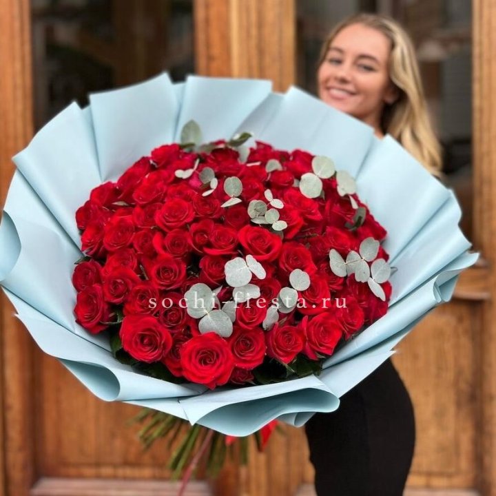 101 красная роза с эвкалиптом в Костроме