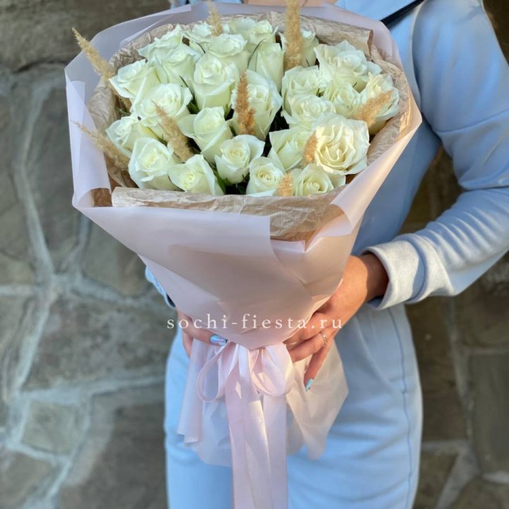 25 белых роз с сухоцветами в Костроме