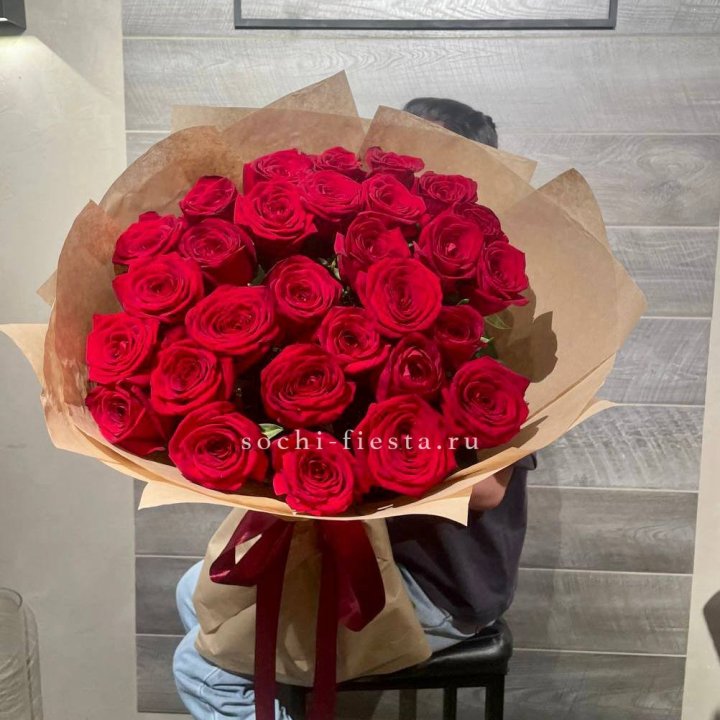 37 красных роз в крафте в Костроме