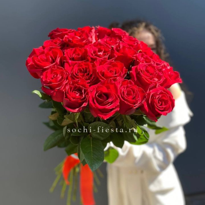25 высоких красных роз в Костроме