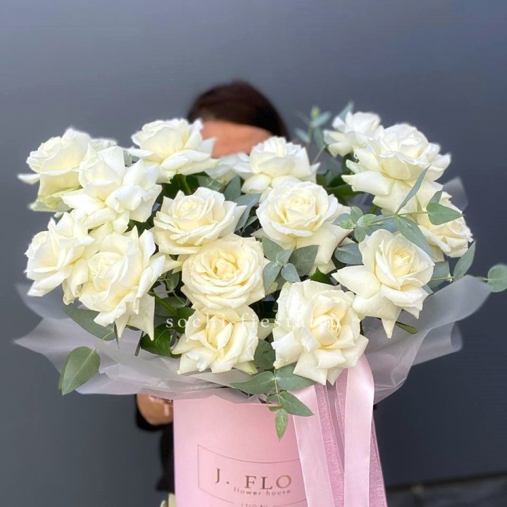 17 Французских белых роз в боксе в Костроме