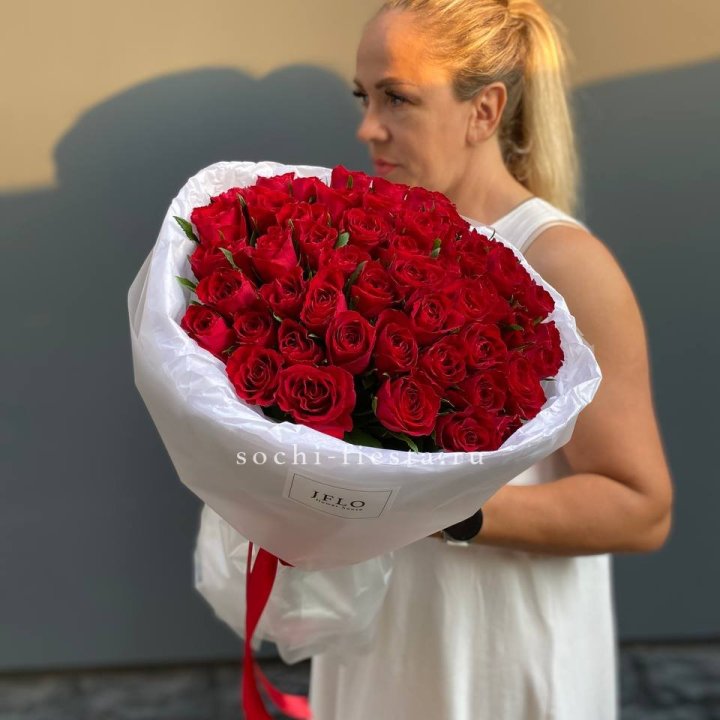 51 роза мадам ред в нежном оформлении в Костроме