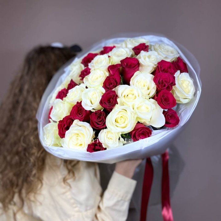 Букет из красных белых 45 роз в Костроме
