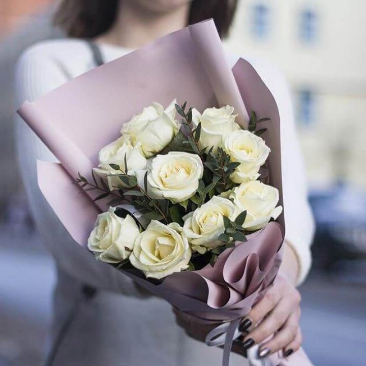 9 белых  роз "Минт" в Костроме