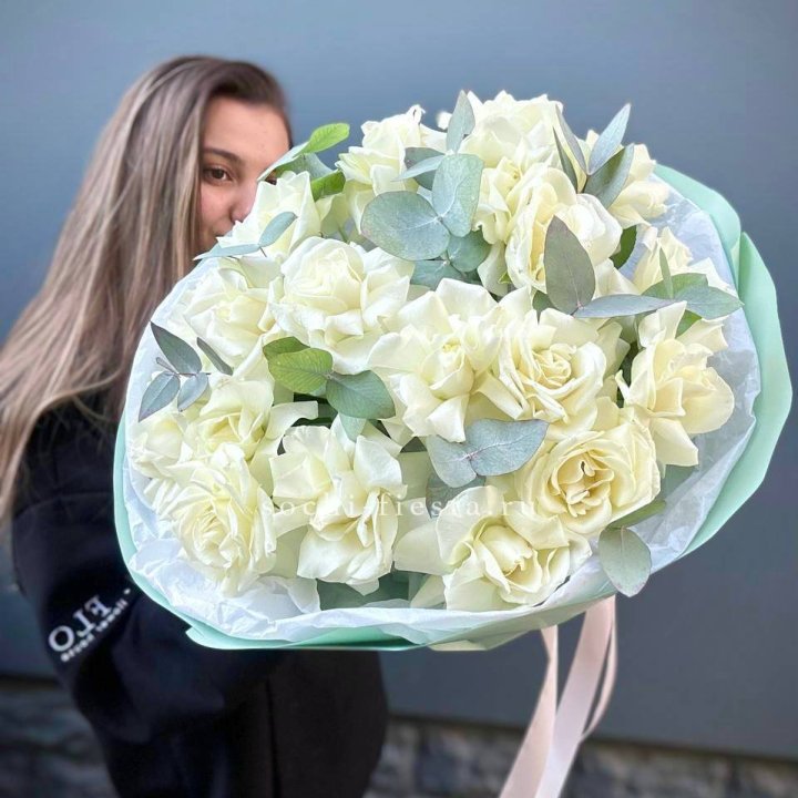 19 Белых французских роз "Ноте бьянке" в Костроме