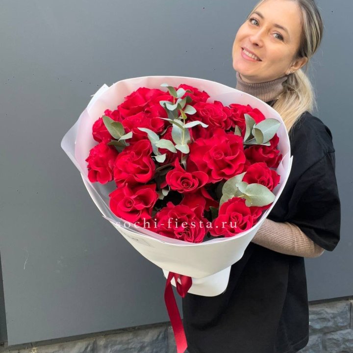 17 Красных французских роз в Костроме