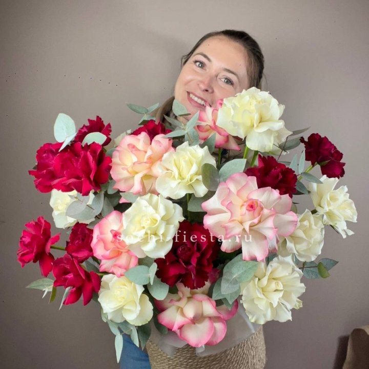 35 французских роз микс в джутовом боксе в Костроме