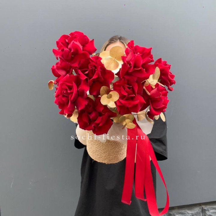 Красные французские розы в джутовом кашпо в Костроме