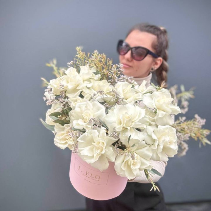 17 Французских белых роз в коробке Афина в Костроме