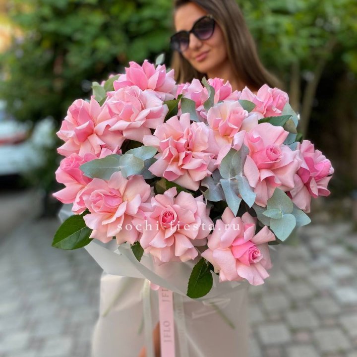 17 Розовых  французских роз в Костроме